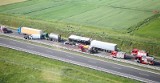 Wypadek w Lądku na autostradzie A2 [ZDJĘCIA Z LOTU PTAKA, WIDEO]