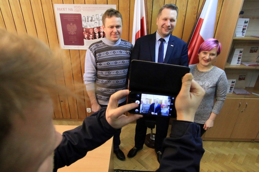 Lublin: Młodzi ludzie odebrali paszporty i dostali niepodległościowe pakiety (ZDJĘCIA)