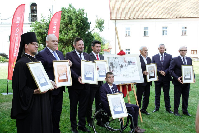 Supraski monaster na pocztówce. To druga kartka Poczty Polskiej z serii filatelistycznej „Zniszczenia wojenne”