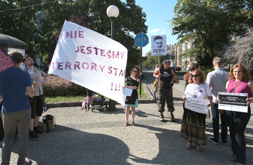 Partia Razem przeciw ustawie antyterrorystycznej [wideo]