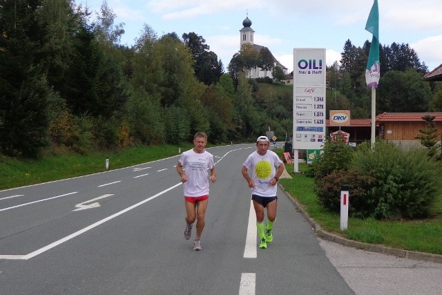 Rudzki ultramaratończyk August Jakubik jest już na półmetku swojej pielgrzymki biegowej do Watykanu