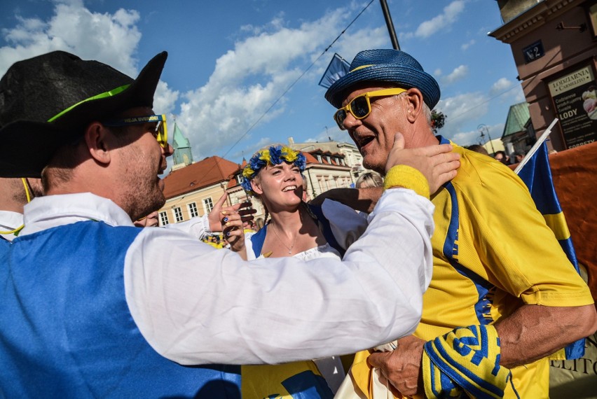 Przemarsz kibiców ze Szwecji przez Lublin. Pochód w kierunku stadionu (ZDJĘCIA, WIDEO)