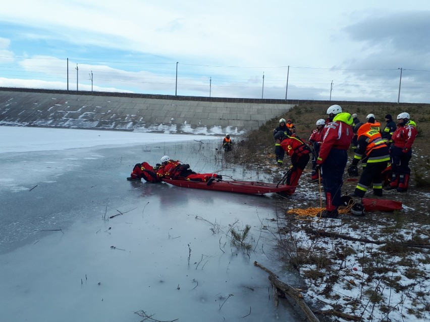 Jezioro Mucharskie. Strażacy ćwiczyli ratowanie osób, pod którymi załamał się lód