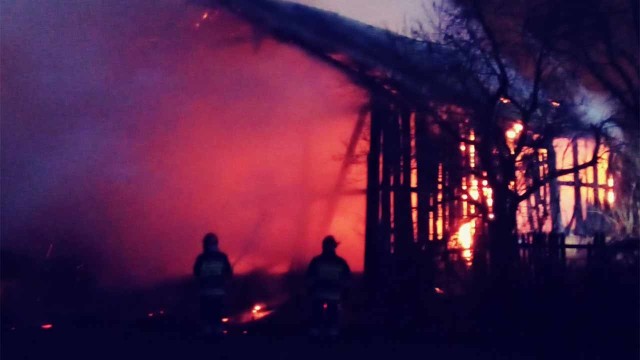 Do pożaru doszło w piątek, 6 marca, w Gorzowie Wlkp. Na miejsce wysłano trzy zastępy strażaków. Dyżurny gorzowskich strażaków około godz. 19 odebrał zgłoszenie o pożarze stodoły przy ul. Krasickiego w Gorzowie. Na miejsce zostało wysłane 3 wozy strażackie.Strażacy walczą z ogromnym pożarem. Niestety ogień strawił cały budynek. Gęsty słup dymu unosi się nad stodołą. W środku wypełniona była aż po sufit słomą. Na chwilę obecną nie wiadomo czy ktoś znajdował się w środku.Polecamy wideo: Pożar samochodów w Zielonej Górze. Na ulicy Baranowej spłonęło 5 pojazdów