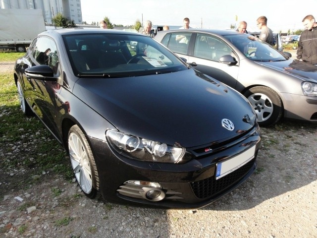 Volkswagen scirocco z 2009 roku kosztuje 44 tys. zł. Ma turbodoładowany silnik 2,0 TSI o mocy 210 KM.