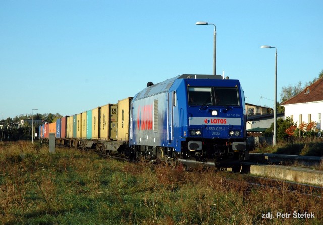 Spółka kolejowa Lotosu wzbogaci tabor o dwie nowe lokomotywy i ponad 300 wagonów platform.
