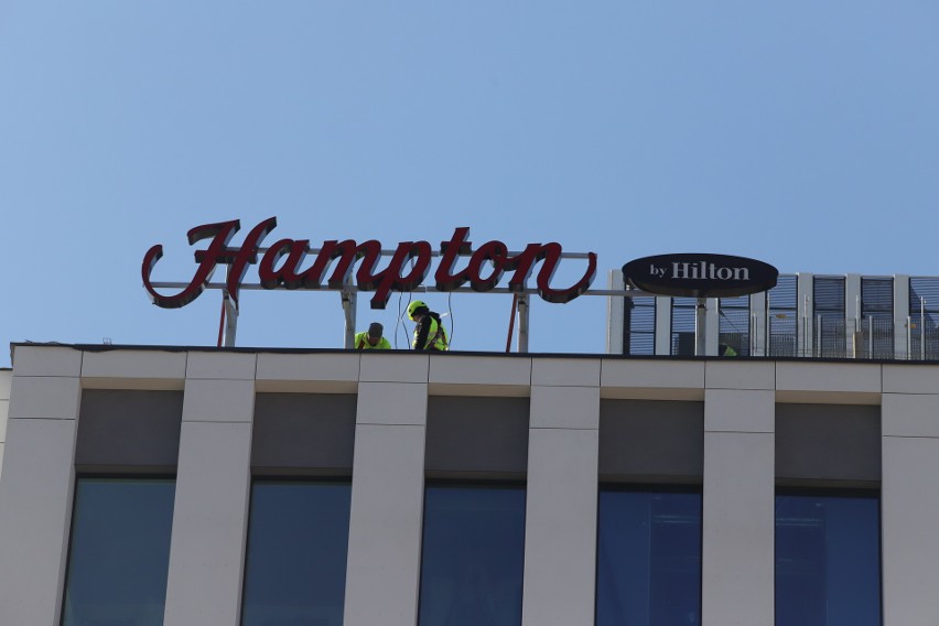 Na budynku przyszłego hotelu Hampton by Hilton pojawiło się...