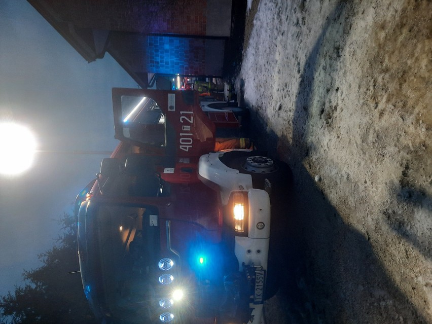 Trzy zastępy strażaków walczyło z pożarem BMW w Siesławicach w powiecie buskim. Zobacz zdjęcia