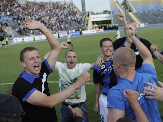 (z lewej) cieszył się niedawno z awansu Zawiszy do pierwszej ligi. Teraz zamierza sam grać na boiskach ekstraklasy.