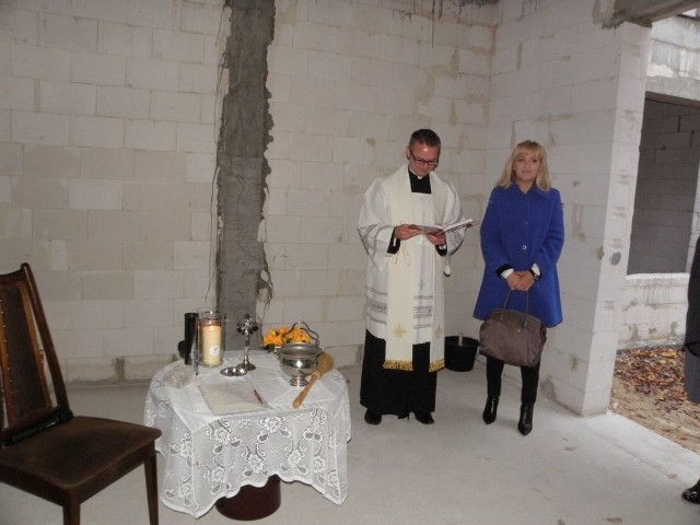 Oprawę duchową uroczystości zapewnił ks. Tomasz Mońko, kapelan TPH. Obok Katarzyna Żak, ambasadorka stowarzyszenia.