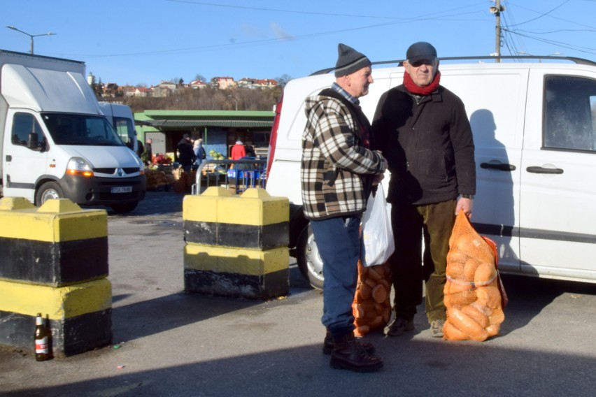 Handel na giełdzie w Sandomierzu w sobotę 18 lutego. Mimo silnego wiatru wielu kupujących. Zobacz zdjęcia