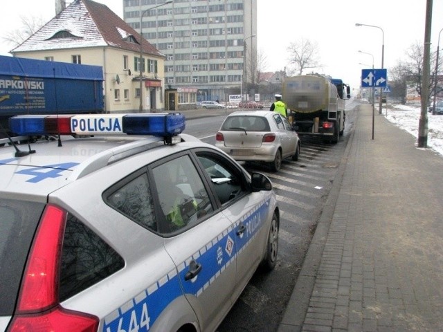 Po zarejestrowaniu przez kamerę wykroczenia funkcjonariusze zatrzymywali pojazd, tłumacząc kierowcy, jakie przepisy zostały złamane, a na końcu nakładali karę lub pouczali.