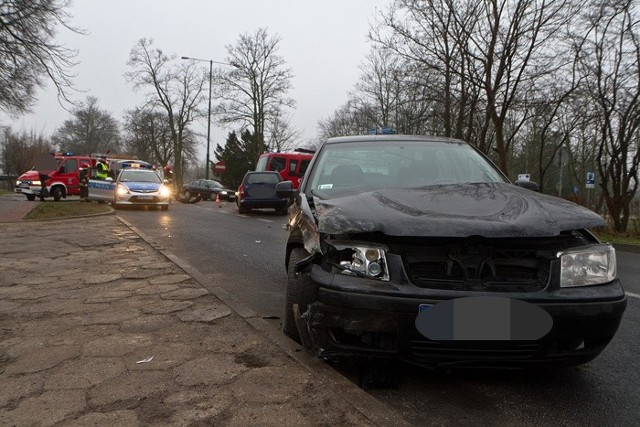 W Kołobrzegu koło cmentarza ok. godz. 6.00 zderzyły się opel i volkswagen.