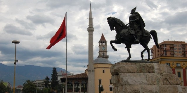 Główny plac Tirany z pomnikiem bohatera narodowego Skanderbega