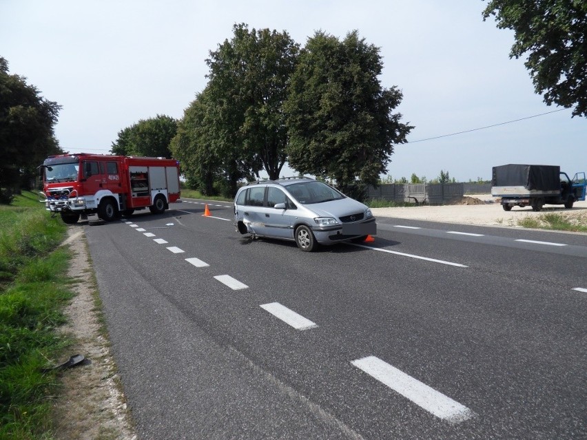 Wypadek w Wolicy. Fiat uderzył w tył opla i dachował. Dwie osoby ranne