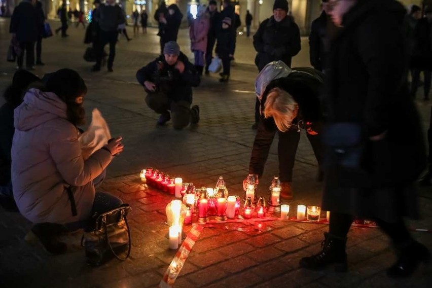 Największe serce świata dla Pawła Adamowicza. Akcja w Krakowie i w całej Polsce [ZDJĘCIA]