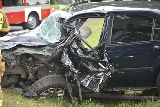 W miejscowości Zieleń w powiecie gnieźnieńskim doszło do wypadku z udziałem dwóch samochodów. Jedna osoba była uwięziona w pojeździe.Czytaj dalej i zobacz zdjęcia --->