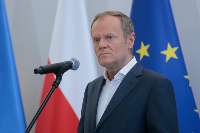 „Donald Tusk mówił, że nie będzie: bezpiecznej granicy - jest, węgla - jest, gazu - jest, Patriotów - są. Teraz mówi, że nie będzie trzeciej kadencji PiS” – napisał na Twitterze premier Mateusz Morawiecki.