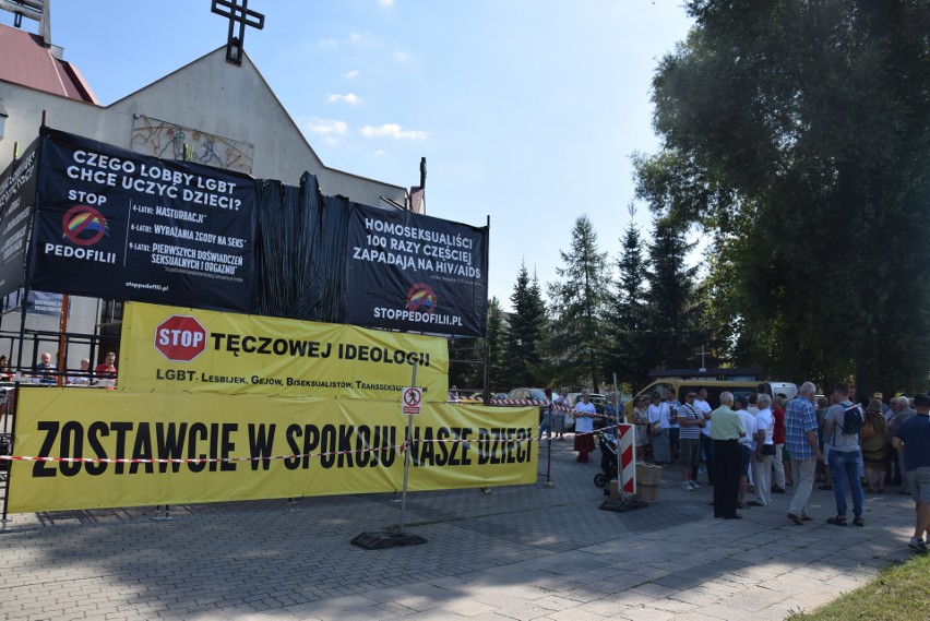 GORZÓW WLKP. Tak mieszkańcy miasta protestowali przeciwko Marszowi Równości. Niektórzy wykrzykiwali wulgarna hasła, a inni się modlili