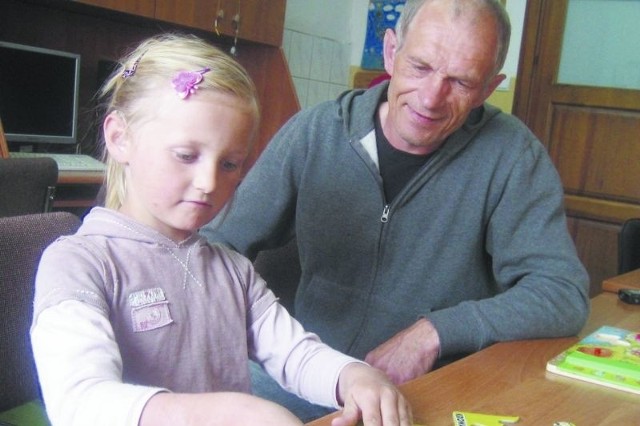 Martyna Remfeld ma siedem lat. Od dwóch miesięcy uczy się świata od nowa. W marcu lekarze wszczepili jej implanty, dzięki czemu w końcu słyszy jak inne dzieci.
