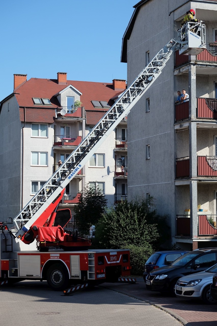 Białystok. Strażacy weszli przez balkon do mieszkania przy...