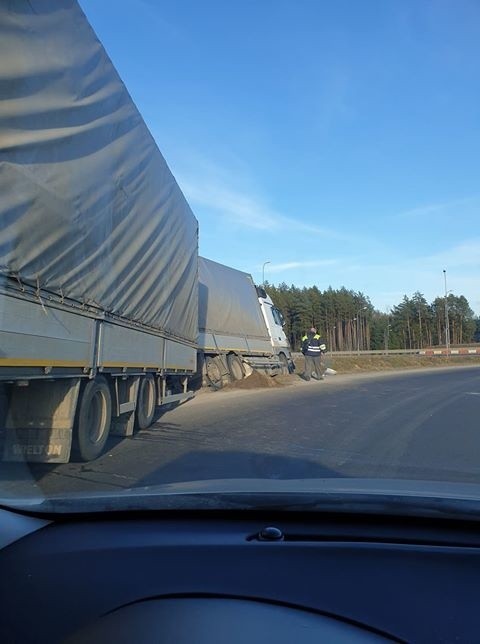 Sochonie. Ciężarówka wpadła do rowu. Utrudnienia w ruchu