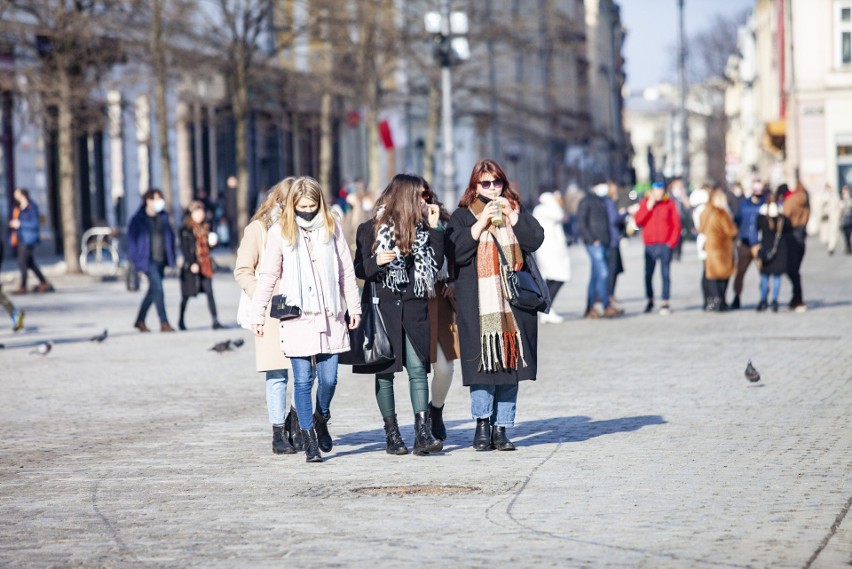 Kraków. Rynek Główny jak sprzed pandemii. Turyści znów odwiedzają centrum miasta [ZDJĘCIA]