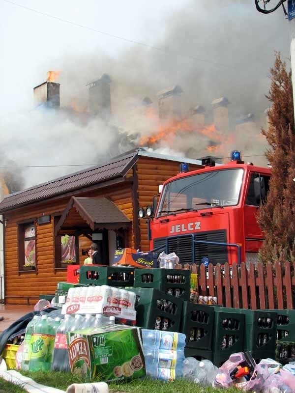 Strażacy ratują przed ogniem budynki położone w pobliżu Dworu Soplicowo