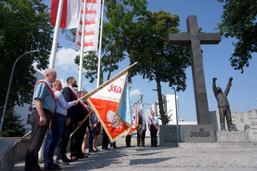 41. rocznica Lubelskiego Lipca. Przy Pomniku Wdzięczności w Lublinie złożono kwiaty. Zobacz zdjęcia