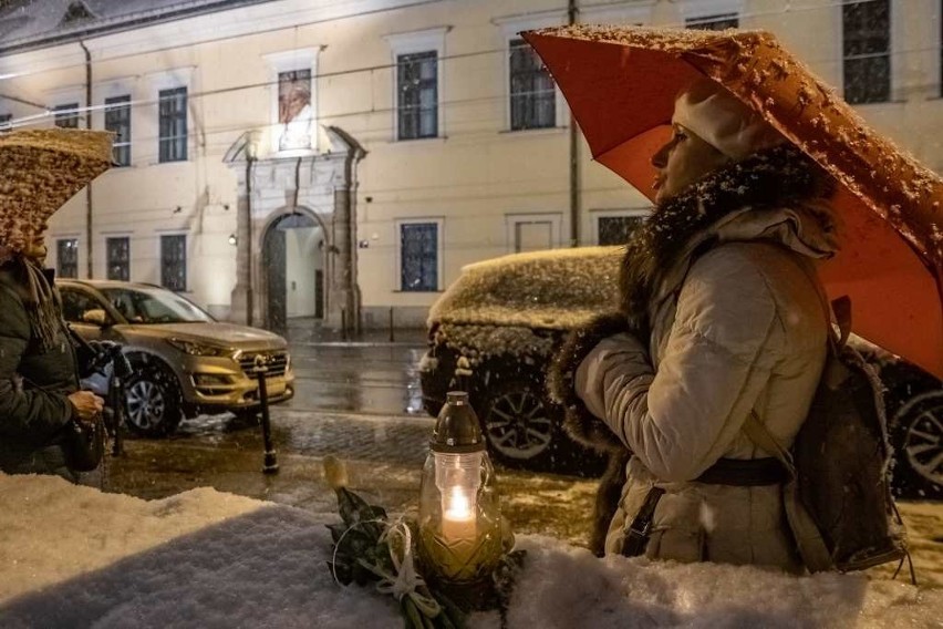 Kraków. "Twoją wolą jest POKÓJ". Czuwali pod Oknem Papieskim w 17. rocznicę śmierci św. Jana Pawła II [ZDJĘCIA]