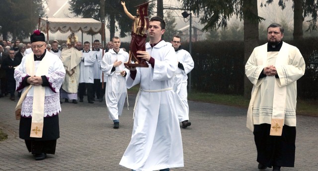 Procesja rezurekcyjna w kościele na osiedlu Strzemięcin w Grudziądzu.