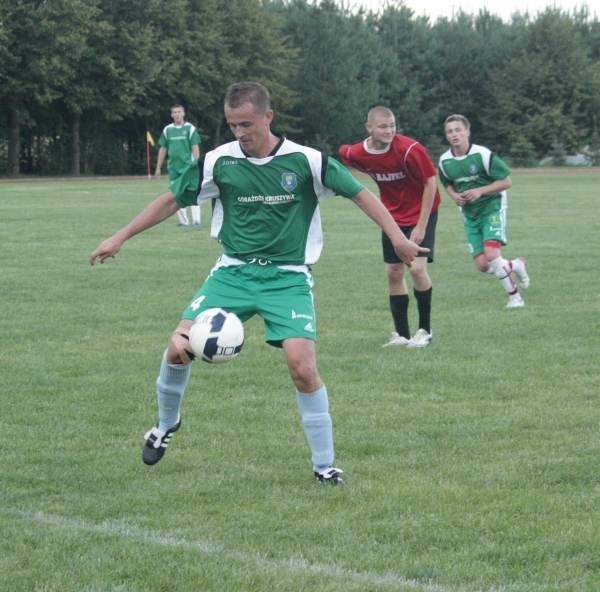 Grający trener Silesiusa Tomasz Kaleta (przy piłce) poprowadzi zespół w IV lidze. 
