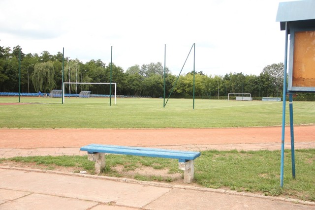 Gorzowski stadion lekkoatletyczny jest w fatalnym stanie. Bieżnia jest "cegiełkowa”. Rzutnie są w opłakanym stanie. Na rzutni do oszczepu są dziury i można skręcić nogę. Rzutnia do dysku została zlikwidowana całkowicie.