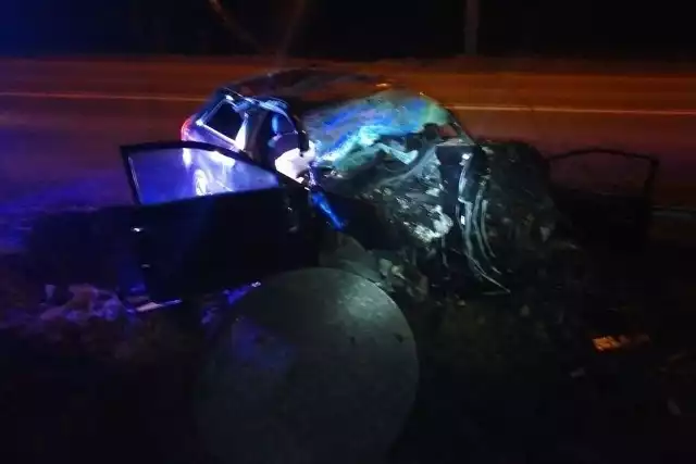 Wypadek w Jankowicach: audi roztrzaskane na słupie, kierowca w ciężkim stanie trafił do szpitala