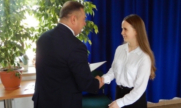 Nagrody najzdolniejszym uczniom wręczył Edward Krupa, wójt gminy Bejsce.