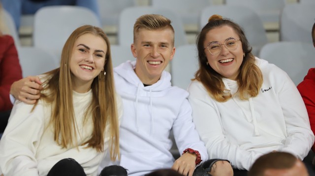 Piłkarze Korony Kielce zremisowali na Suzuki Arenie z Chrobrym Głogów 2:2 w meczu Fortuna 1 Ligi. Mamy dla Was jeszcze jedną galerię zdjęć kibiców z tego pojedynku. Szukajcie się na zdjęciach.Galeria zdjęć na kolejnych slajdach>>>