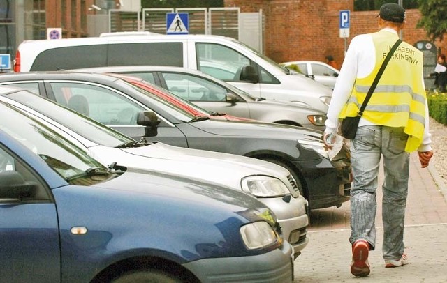 Jeśli parkujesz w płatnej strefie, na przykład tu &#8211; przy ul. Mickiewicza w Koszalinie, musisz zastosować się do dwóch reguł &#8211; płacisz z góry i informujesz, kiedy wrócisz po auto. 