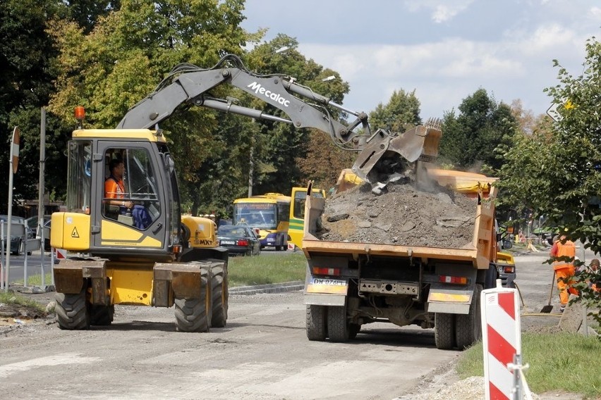 Wrocław: Remont Kochanowskiego. Zerwali już starą nawierzchnię (ZDJĘCIA)