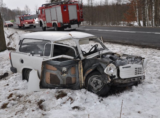 Roztrzaskany trabant na drodze nr 11 koło Dalęcina.