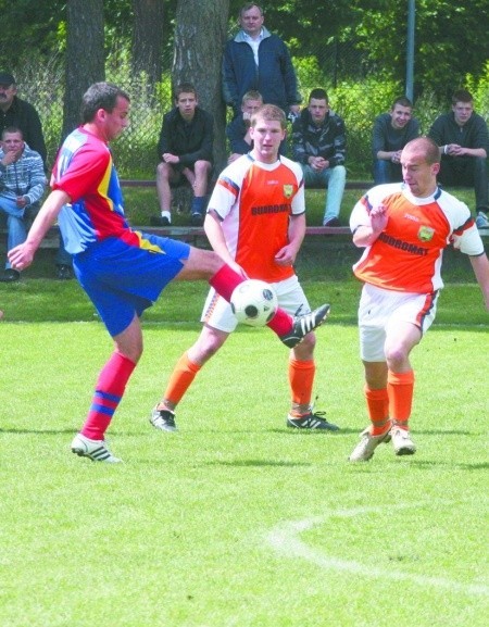 Piłkarze Promienia Mońki (pomarańczowe koszulki) mają w III lidze zastąpić Hetmana Białystok