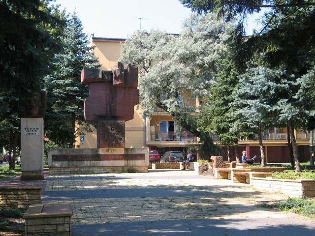 Pomnik Jędrusiów od początku stoi na Placu Tysiąclecia.