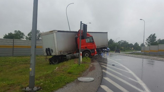 Do zdarzenia doszło we wczesnych godzinach rannych. - Kierowca jadący drogą wojewódzką nr 552 od strony Lubicz Dolnego do skrzyżowania z drogą krajową nr 10 nagle stracił panowanie nad pojazdem i zjechał do rowu - informuje podinsp. Wioletta Dąbrowska oficer prasowy KMP w Toruniu.Policjanci przebadali kierowcę na zawartość alkoholu. Był trzeźwy. Został ukarany mandatem  w wysokości 300 złotych. Funkcjonariusze "drogówki" zatrzymali również dwa dowody rejestracyjne zarówno pojazdu marki daf i naczepy pojazd. Pogoda na dzień (30.06.2017) | KUJAWSKO-POMORSKIEŹródło: TVN Meteo Active/x-news