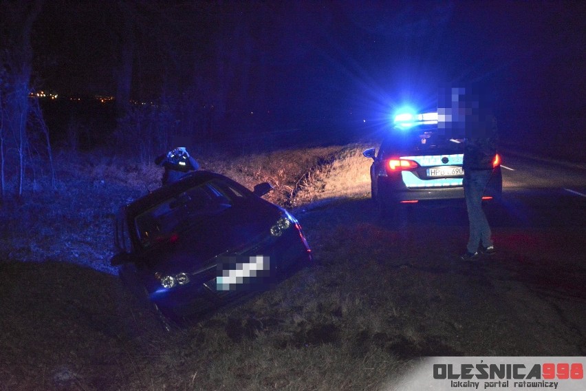 Wypadek pod Oleśnicą. Astra wjechała do rowu (ZDJĘCIA)