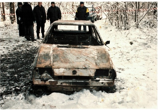 Policja wraca do sprawy zwłok małżeństwa znalezionych w spalonym samochodzie.