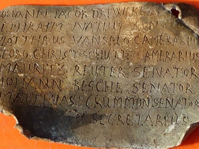 Na ołowianą tabliczkę z 1701 roku natknięto się podczas remontu wieży kościoła p.w.  św. Stanisława Kostki w Cisowie koło Darłowa.