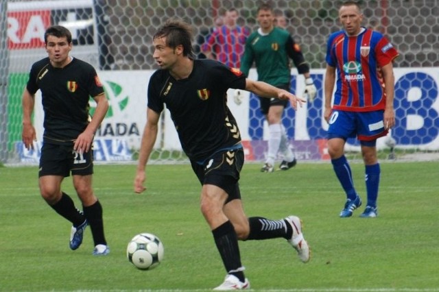 Korona przegrała w Bytomiu z Polonią 0:1. Na zdjęciu z piłką Paweł Buśkiewicz obok Tomasz Nowak, w tle strzelec zwycięskiego gola dla Polonii Grzegorz Podstawek.