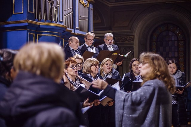 XV Wielicki Wiecz&oacute;r Kolęd zorganizowany w kościele św. Klemensa zapoczątkował obchody jubileuszy: 25-lecia ch&oacute;ru Camerata oraz 15-lecia Zespołu Szk&oacute;ł Muzycznych w Wieliczce