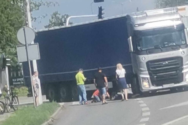 Policja z Włocławka ustala okoliczności zdarzenia. Rowerzystka została potrącona przez pojazd ciężarowy