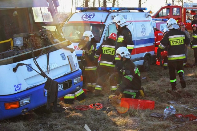 Kierowca autobusu, oskarżony o spowodowanie śmiertelnego wypadku na przejeździe kolejowym w Dzierżanowie, prosi o wybaczenie
