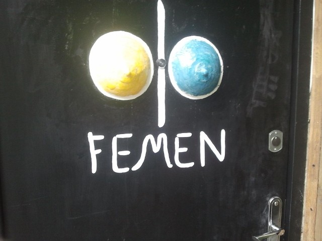 Przed siedzibą "FEMEN"